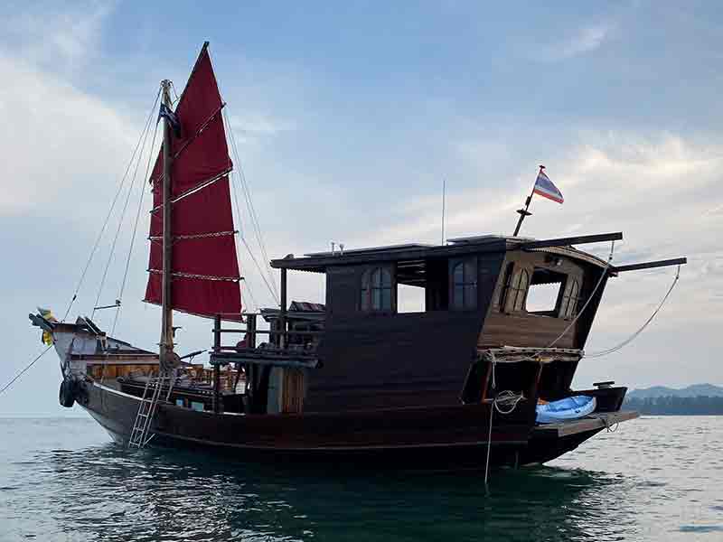 Siamtara-Pirate-Boat-Hua-Hin
